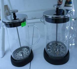 CAFETERA CON EMBOLO LISA CON ASA 600ML