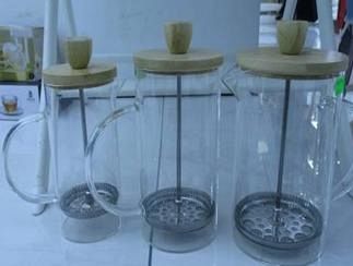CAFETERA CON EMBOLO TAPA BAMBU CON ASA 600ML